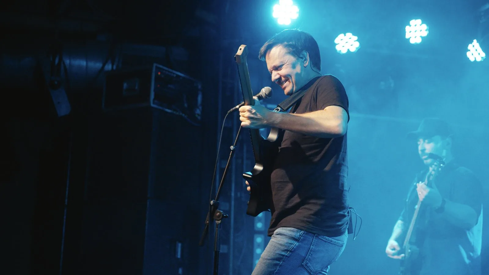 Bernd Kiltz beim Gitarrespielen