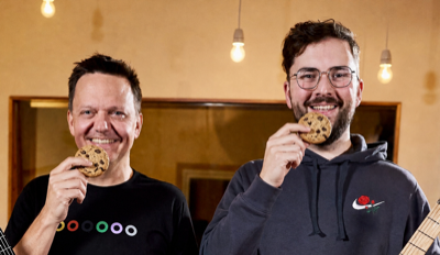 Bernd und Erik essen Cookies