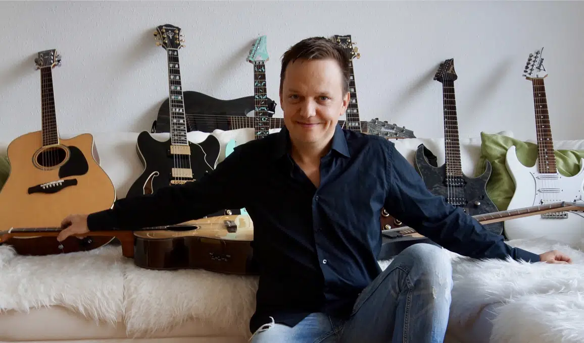 Bernd Kiltz hat seine Gitarrenkurse zur Online-Gitarren-Schule ausgebaut